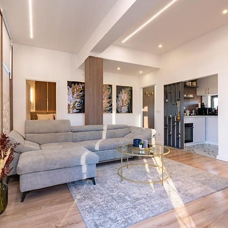 Appartamento Golden View - Breathtaking Location In Bucarest Esterno foto
