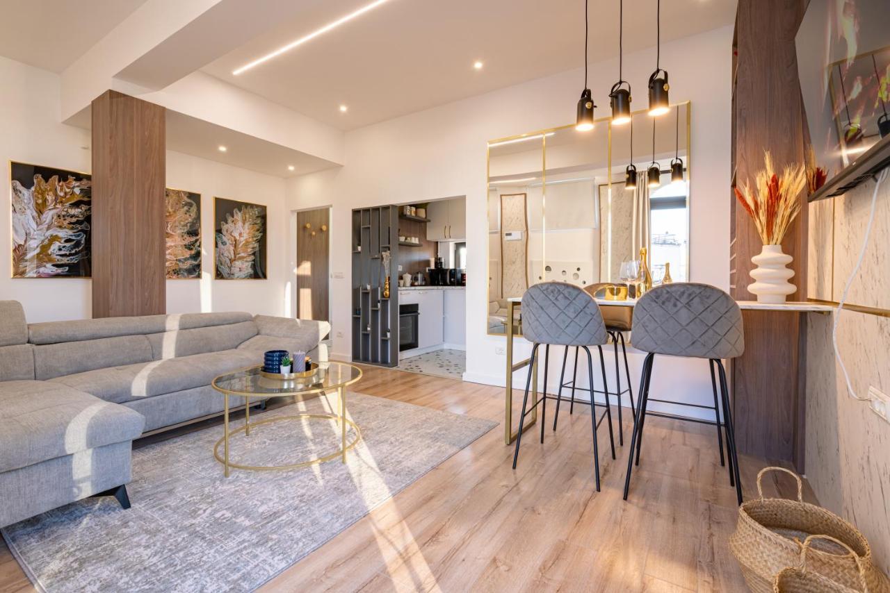 Appartamento Golden View - Breathtaking Location In Bucarest Esterno foto